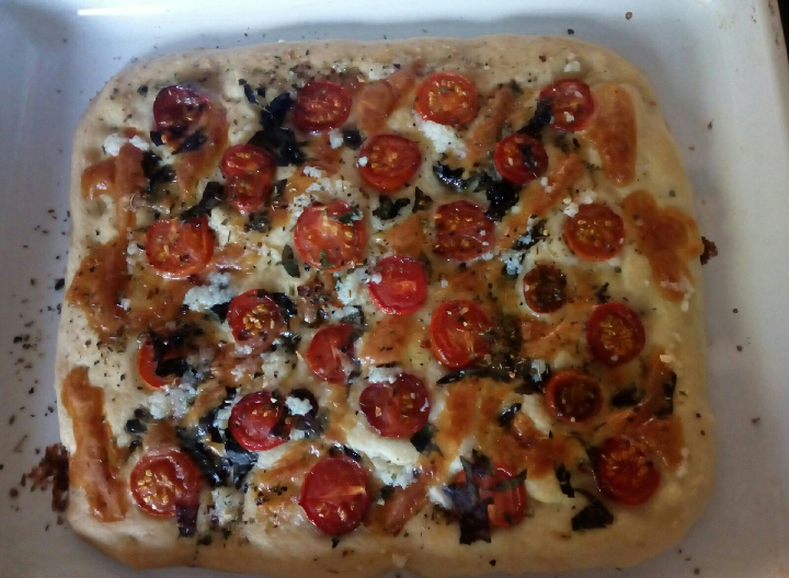 Фокачча - итальянский хлеб с томатами, базиликом и чесноком