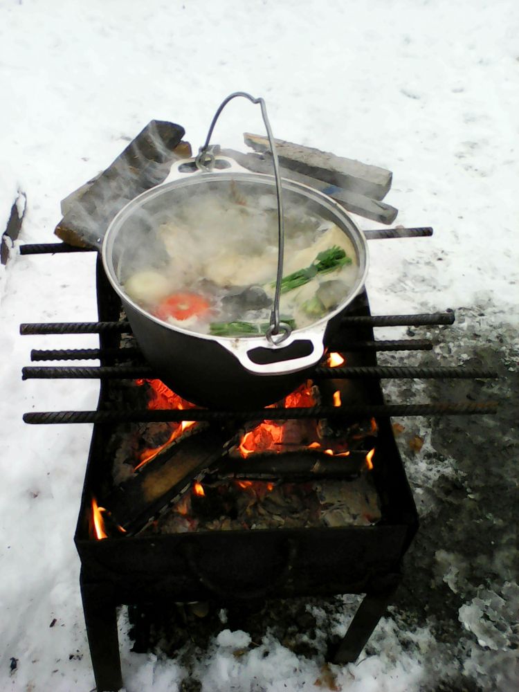 Рецепты для дачи - Блюда на открытом огне - Уха в котелке на мангале. © WAKT.RU